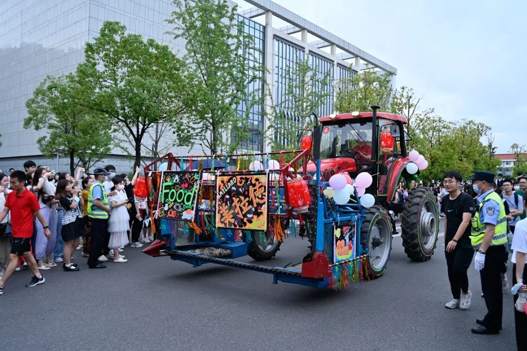 食品科学技术学院装扮的机车（仰子骏 摄）