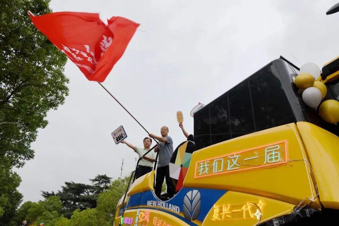 李召虎等学校领导在机车上与师生们热情互动（徐行 摄）