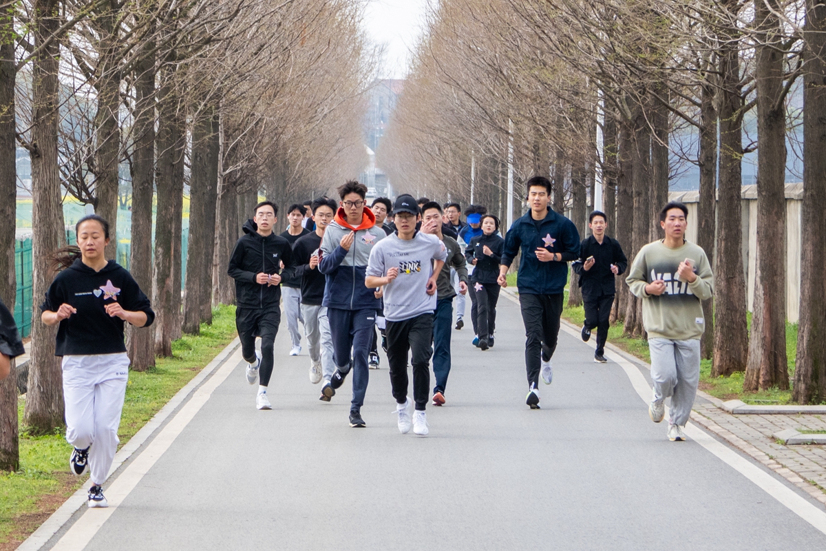 6 路过二十四节气旁2（学通社记者 魏洪博 摄）