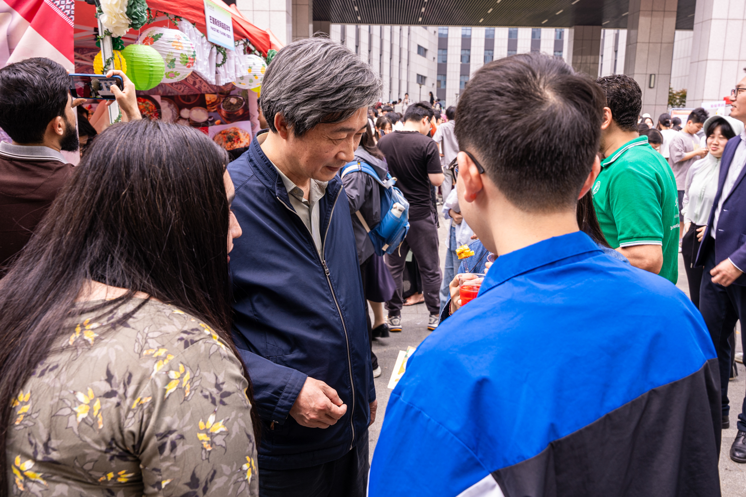 高翅书记与同学交流 (学通社记者 李想 摄)