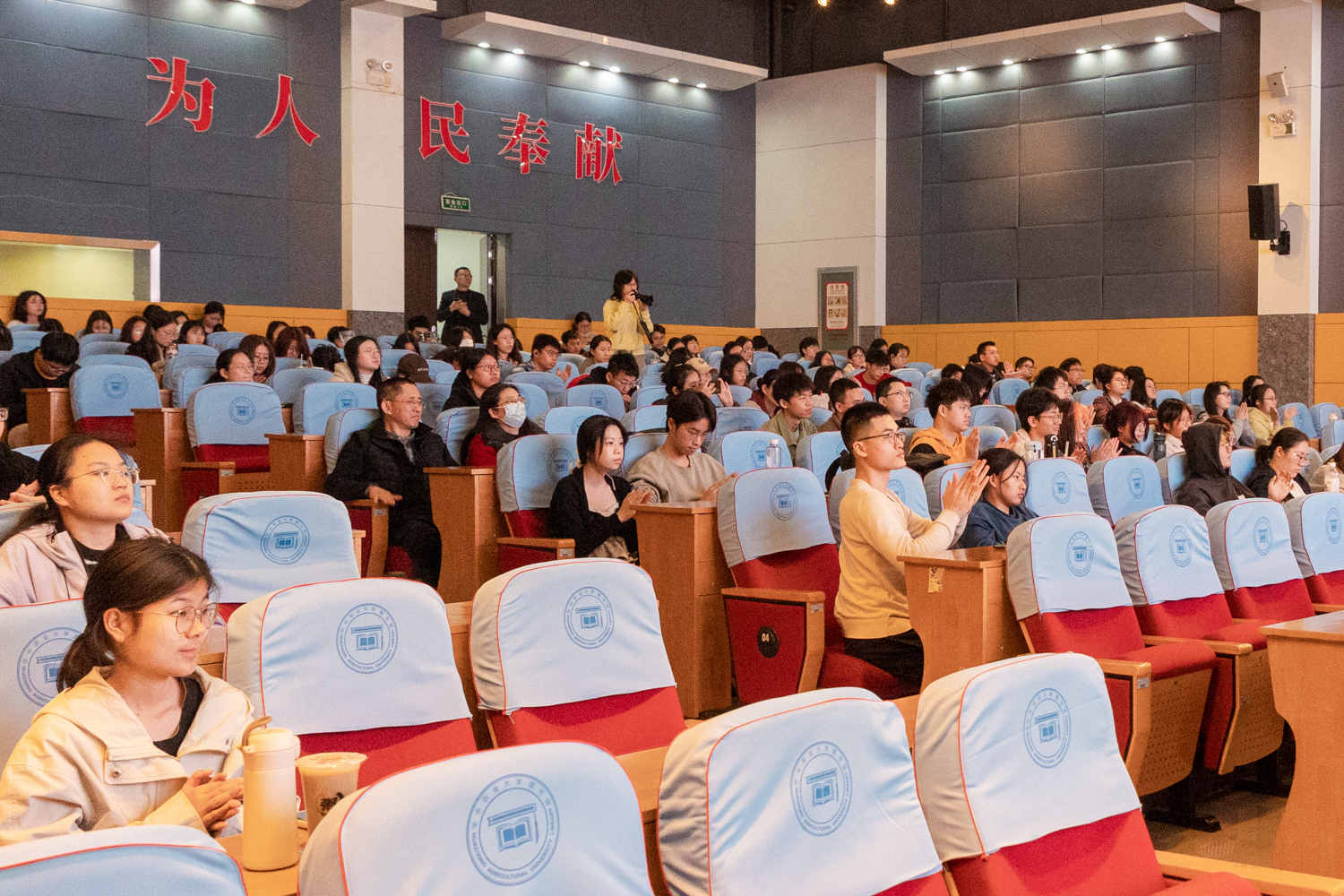 讲座结束后同学们反向热烈（学通社记者 孙佳雨 摄）