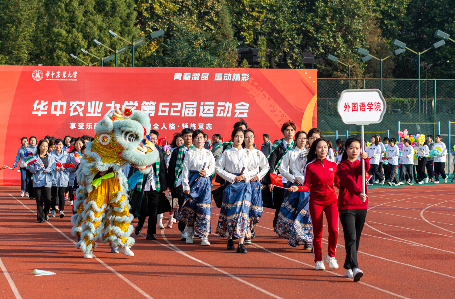 外国语学院方队（学通社记者 周仁杰 摄）