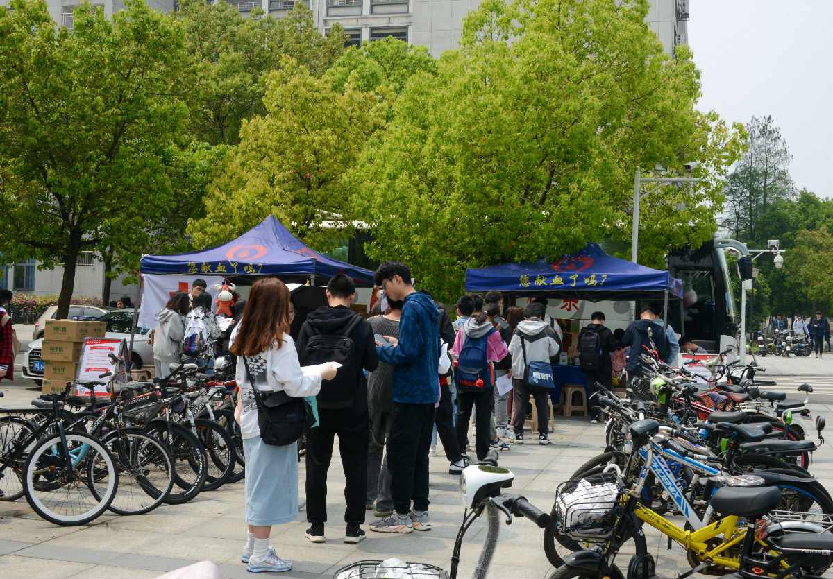 等待献血的同学们（学通社记者 栾瑷林 摄）