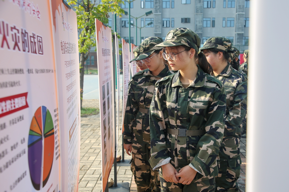 同学们学习消防安全知识（学通社记者 林景灿 摄）