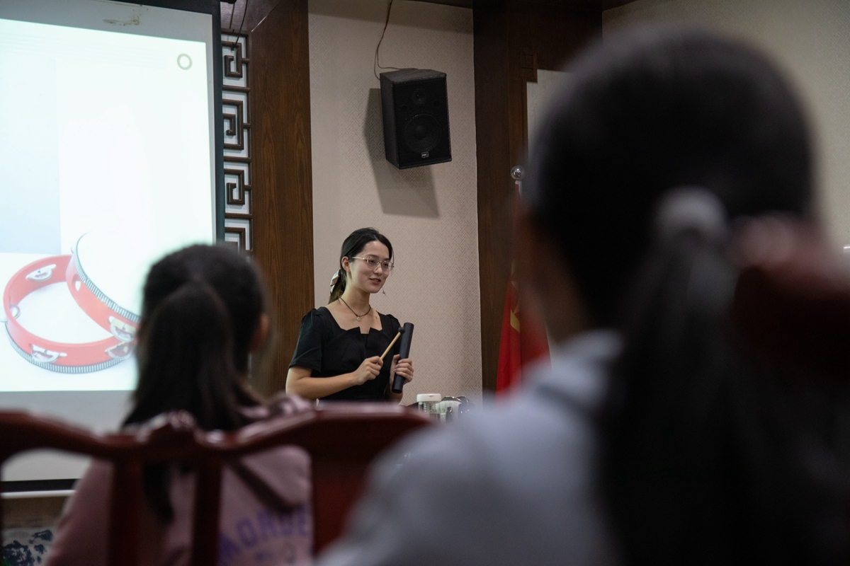 说起这种声音奇特的乐器，主讲人忍俊不禁（学通社记者 徐剑锋 摄）