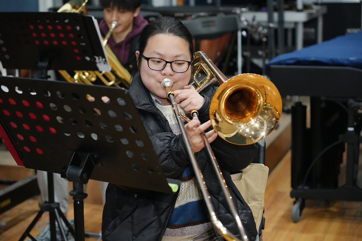 一名女生吹奏低音长号