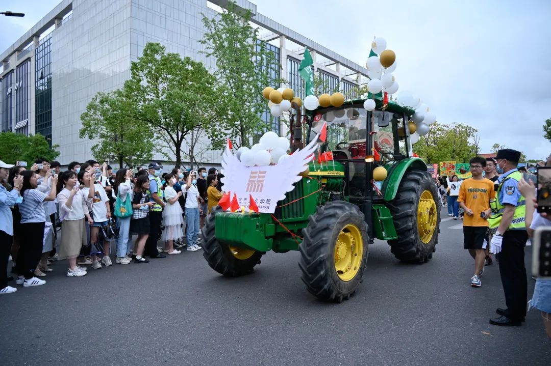 马克思主义学院装扮的机车（仰子骏 摄）