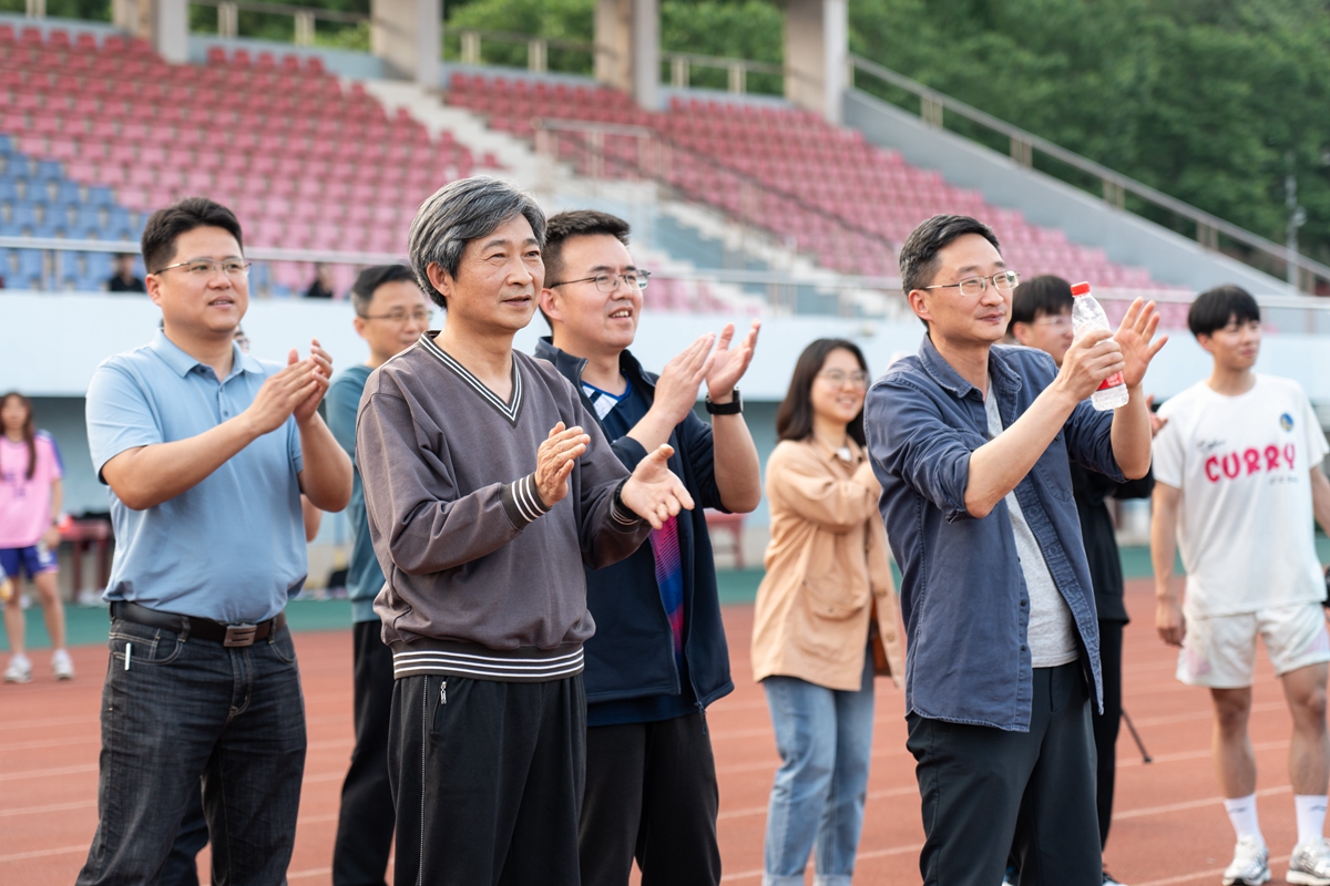 党委书记高翅观赛（学通社记者 韩鑫垚 摄）