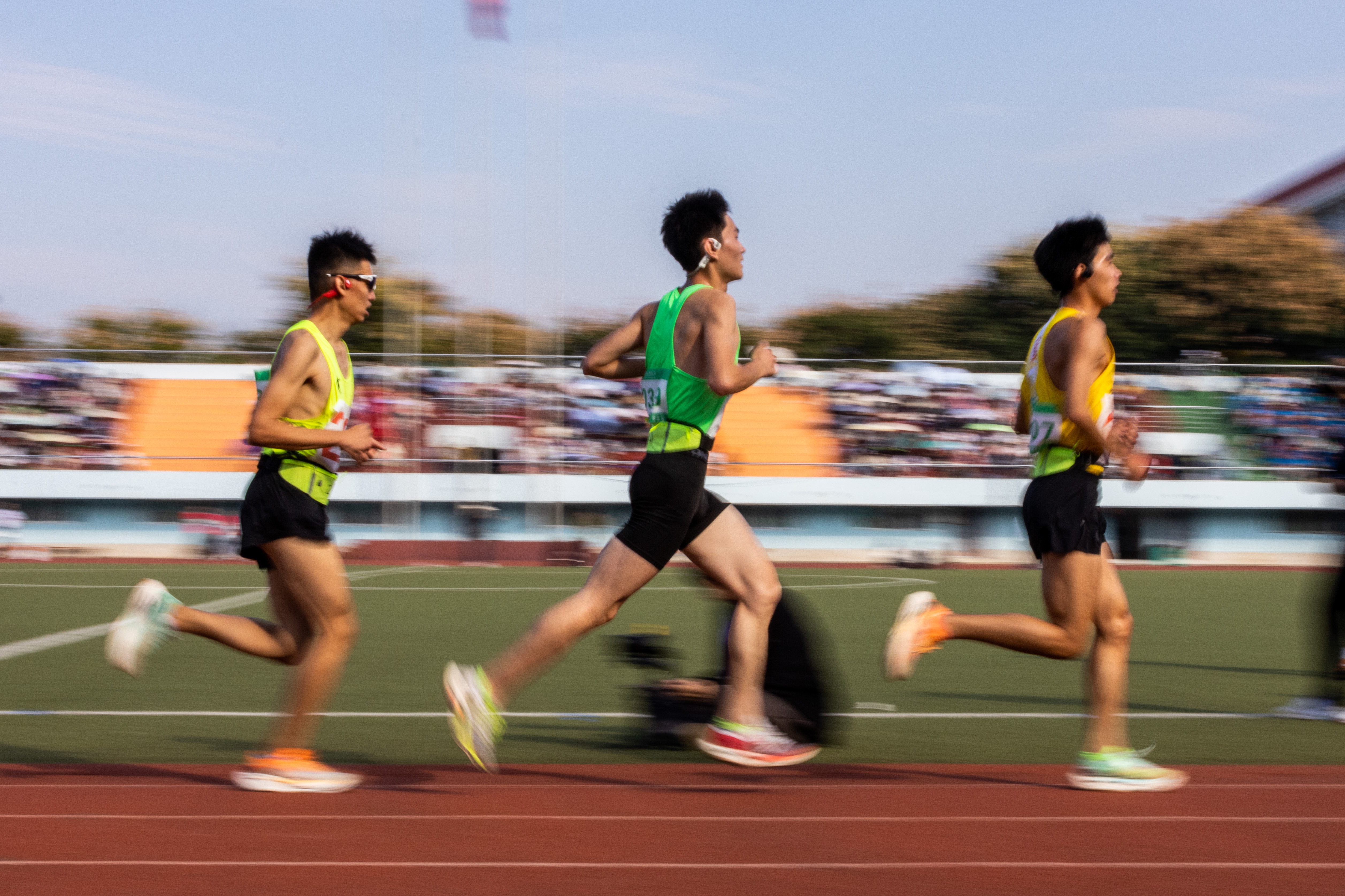 男子一万米决赛 运动员们势均力敌（学通社记者 翟紫涵 摄）