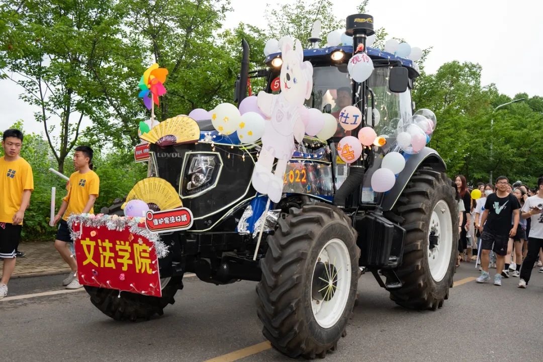 文法学院装扮的机车 （陈祎 摄）