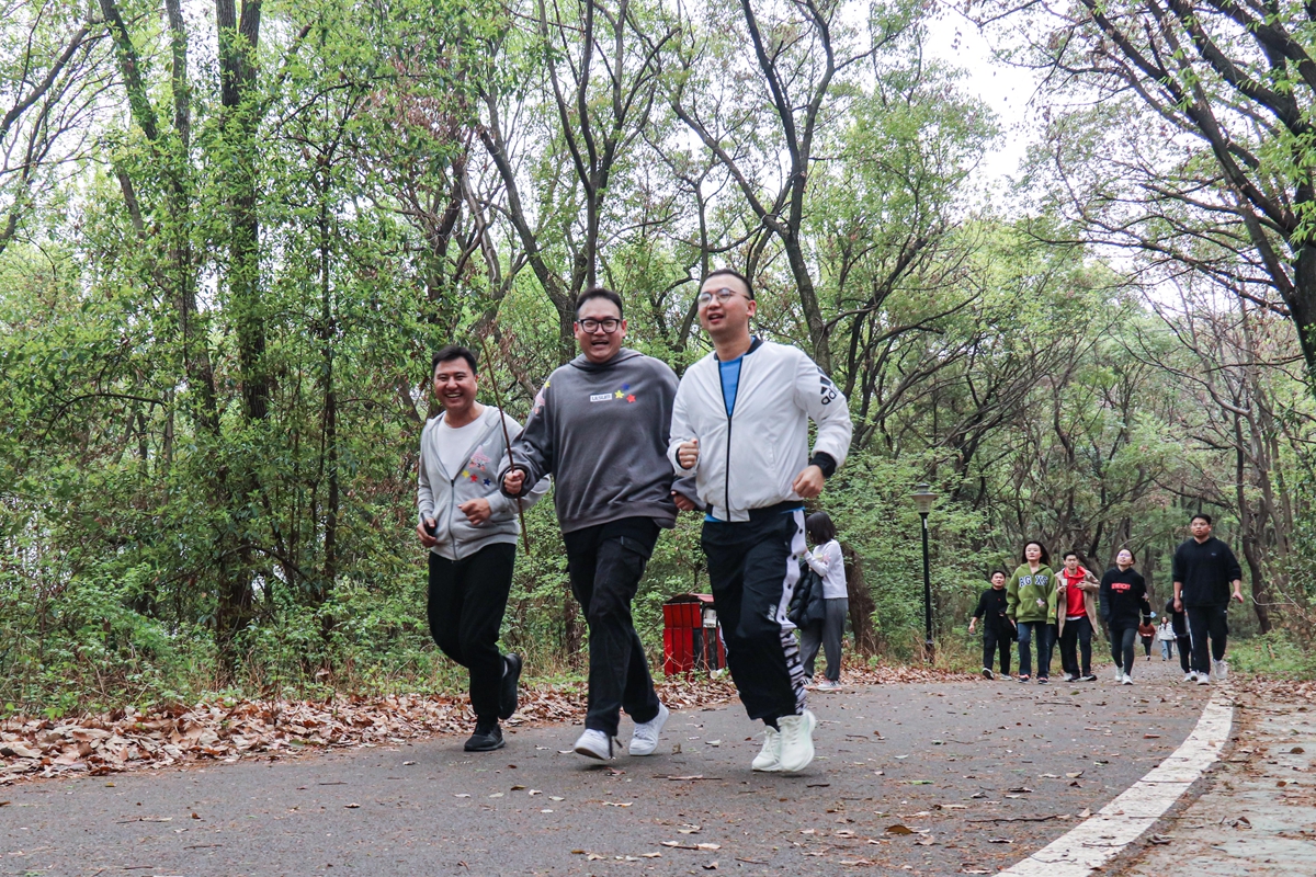 9 同学们奔跑在狮山绿道（学通社记者 程希怡 摄）