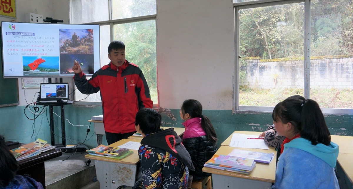 王庆鲁在贵州华农大石希望小学六年级教室上道德与法治课（受访者供图）