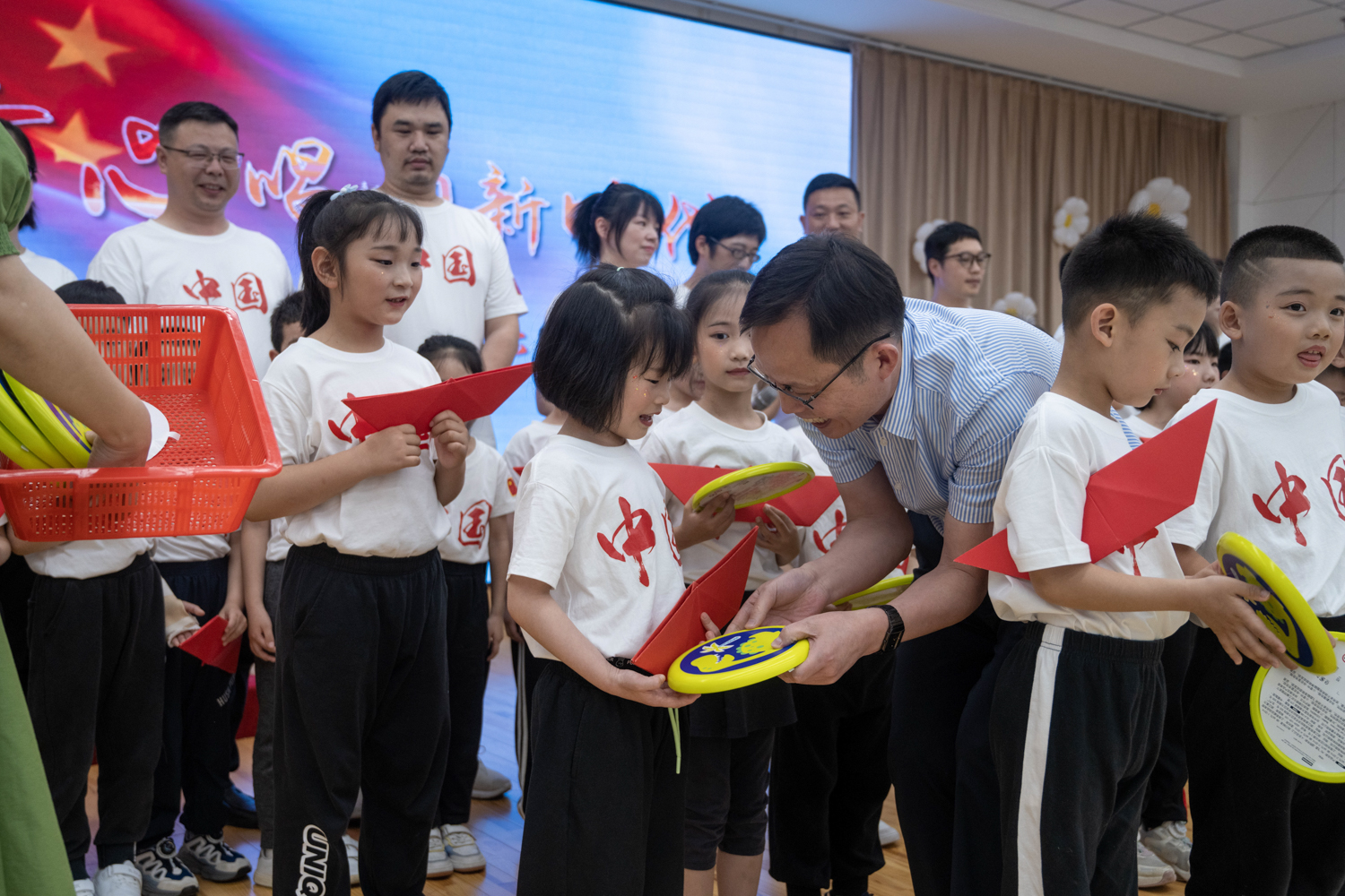 杨少波副校长为幼儿园小同学赠送六一礼物(学通社记者 高言曦 摄)-7121