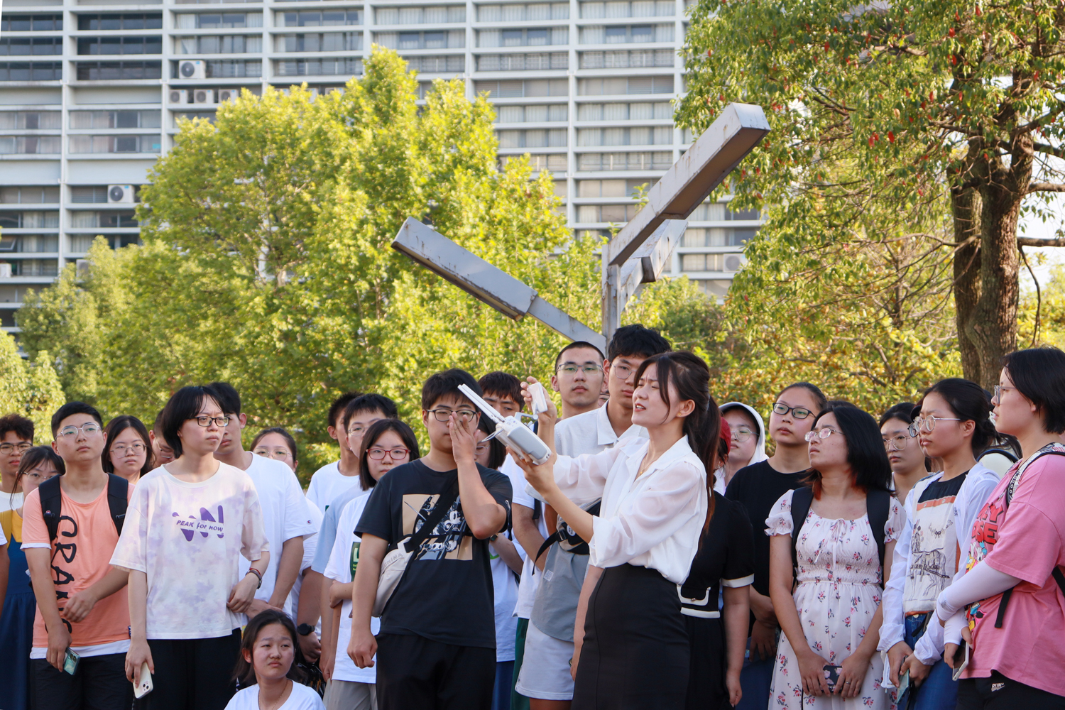 老师在讲解无人机起飞前注意事项（学通社记者 姬心怡 摄）