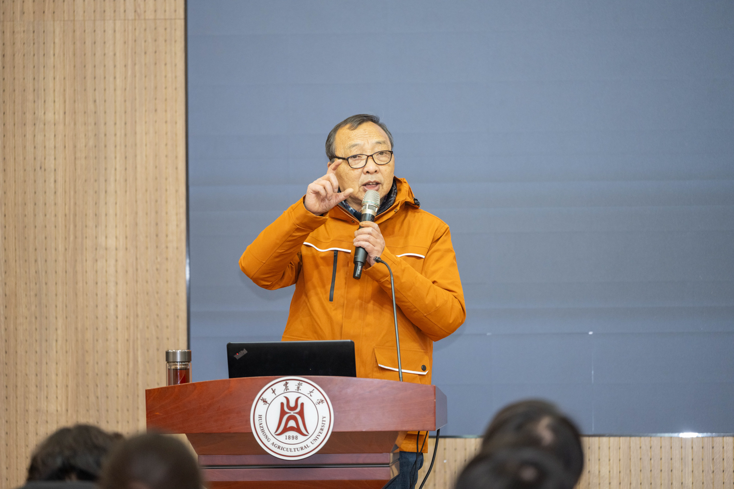 彭光芒老师为同学们讲解(学通社记者 高言曦 摄)