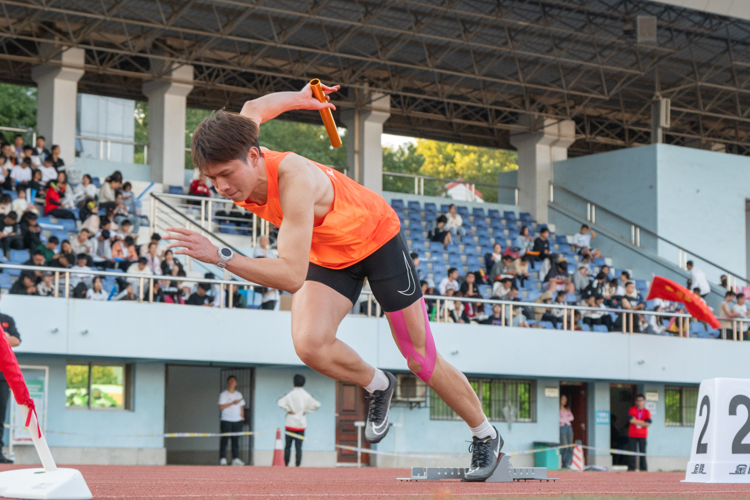 男子4x100米起跑！（学通社记者 刘胤雅 摄）