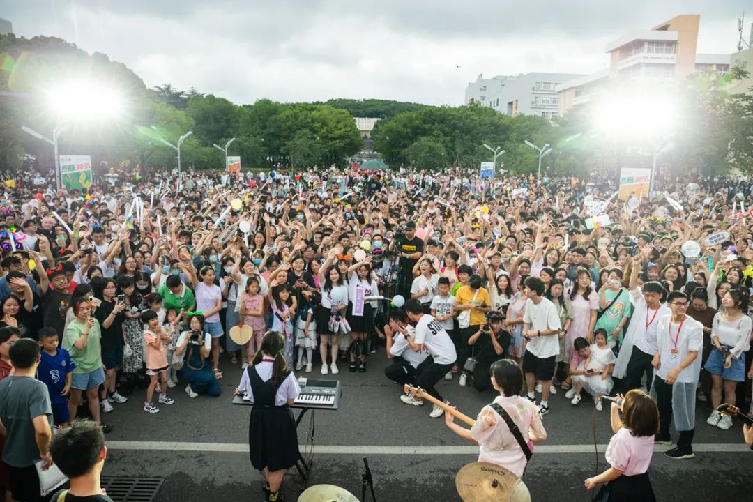 同学们跟随乐队演奏一起欢唱（侯国涛 摄）