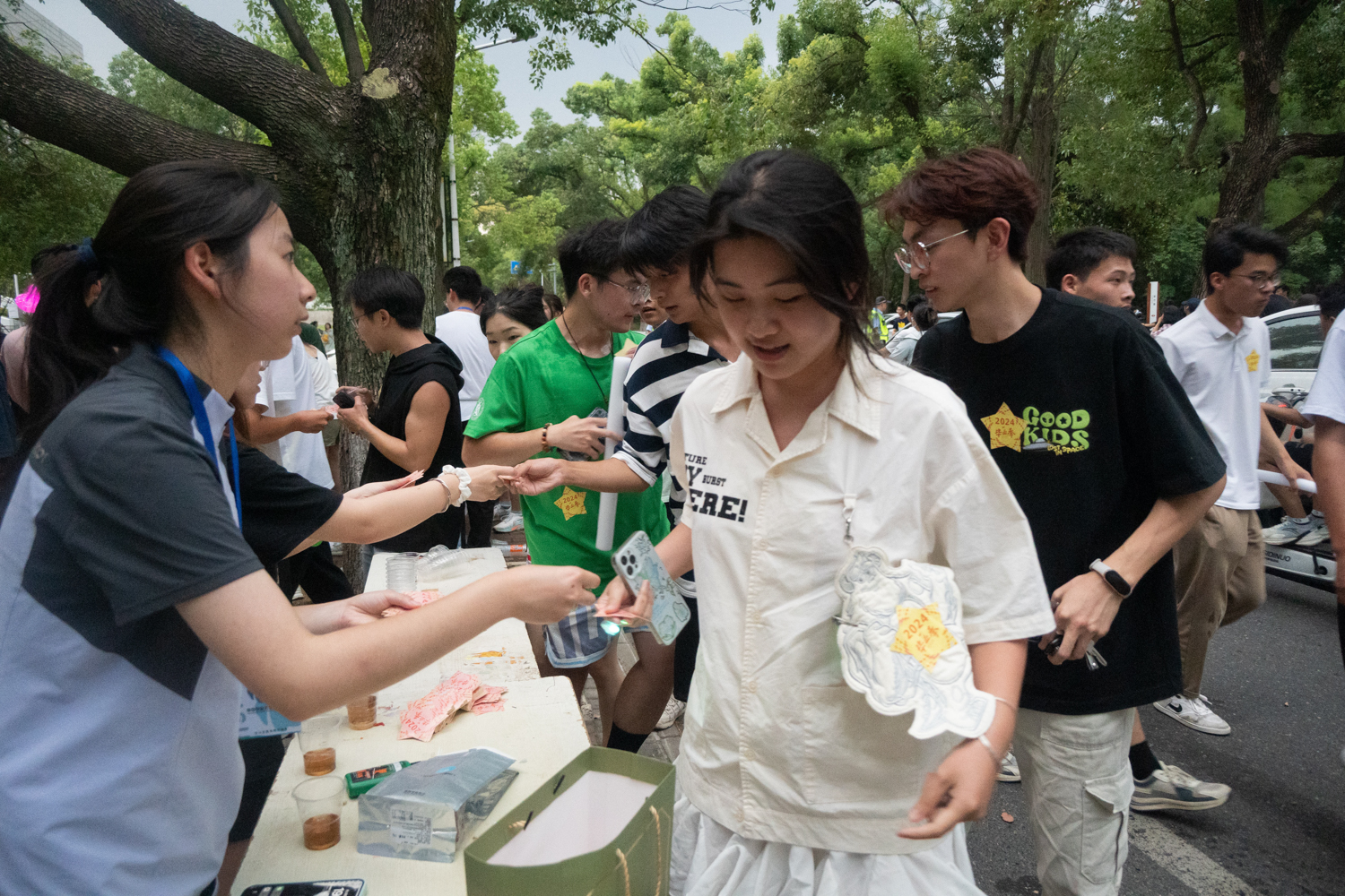 同学们在补给点领取打卡标识（学通社记者 张湛琦 摄）