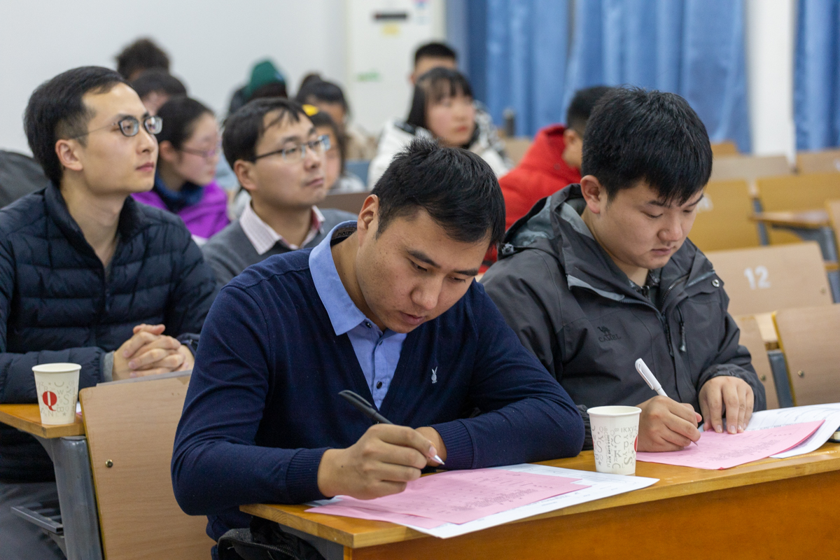 评委们正在打分(学通社记者 谢焱 摄)