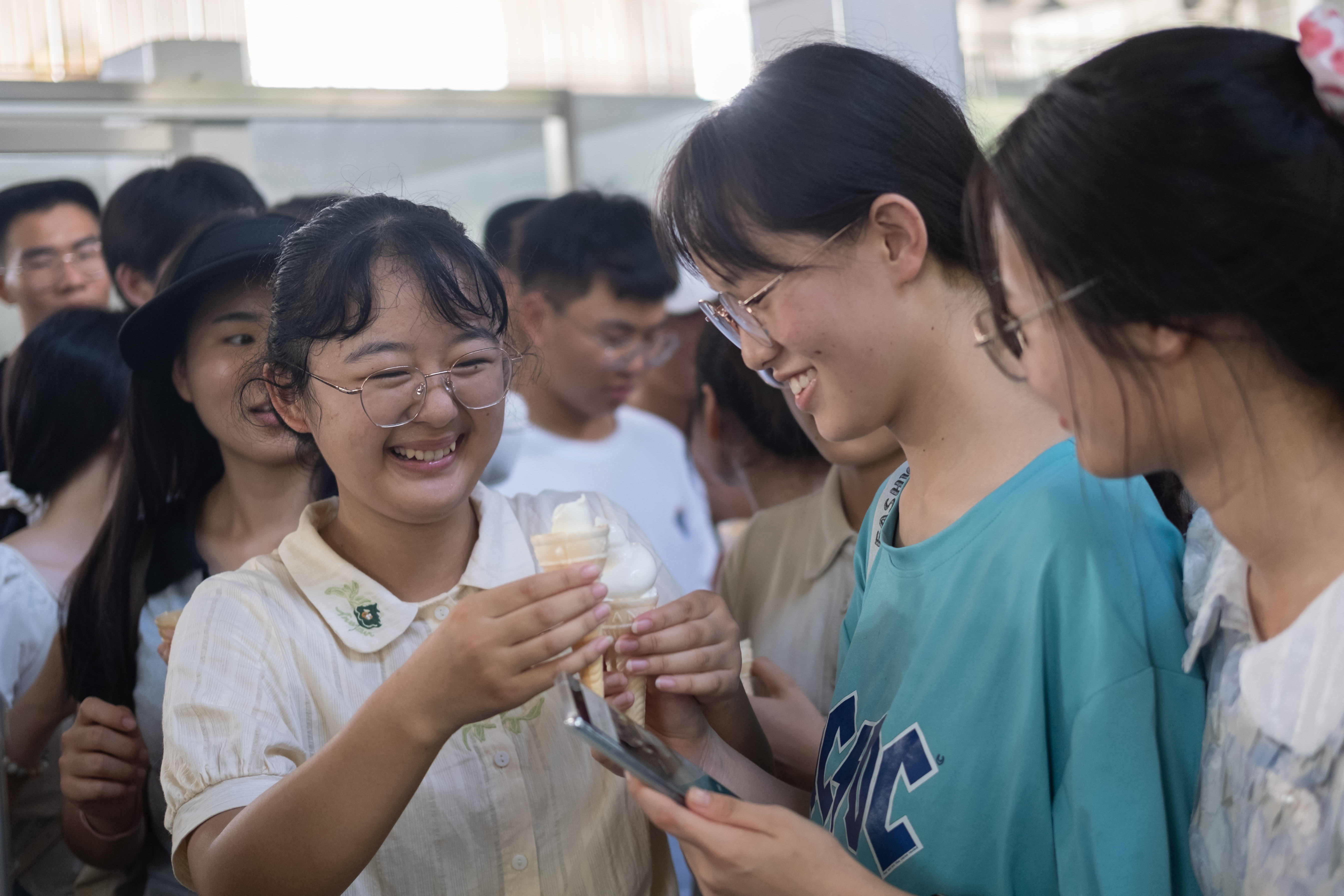 同学们品尝制作好的冰淇淋6（学通社记者 吴渺 摄）