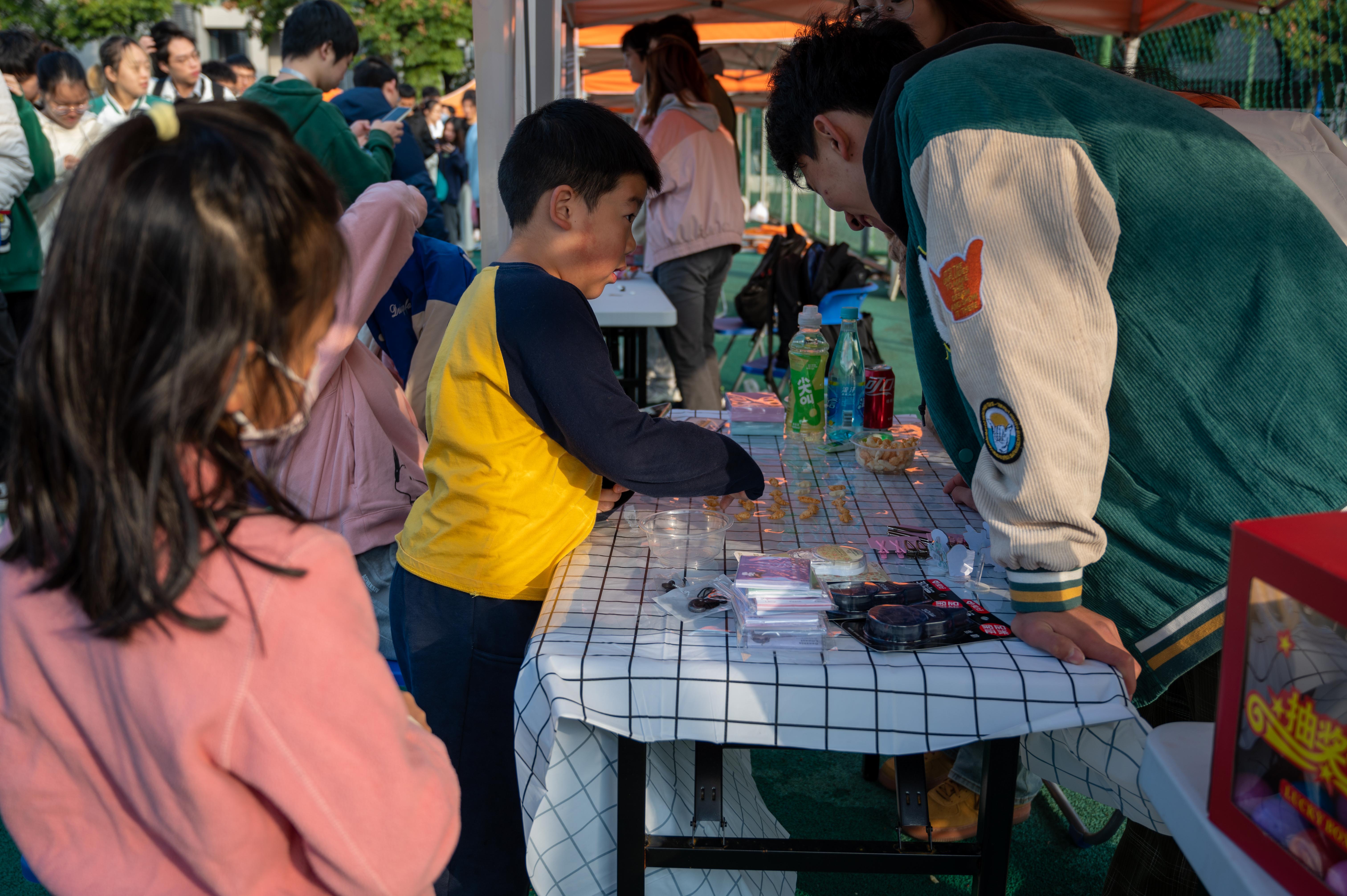 小学生们积极参与(学通社记者 叶建伟 摄） (2)