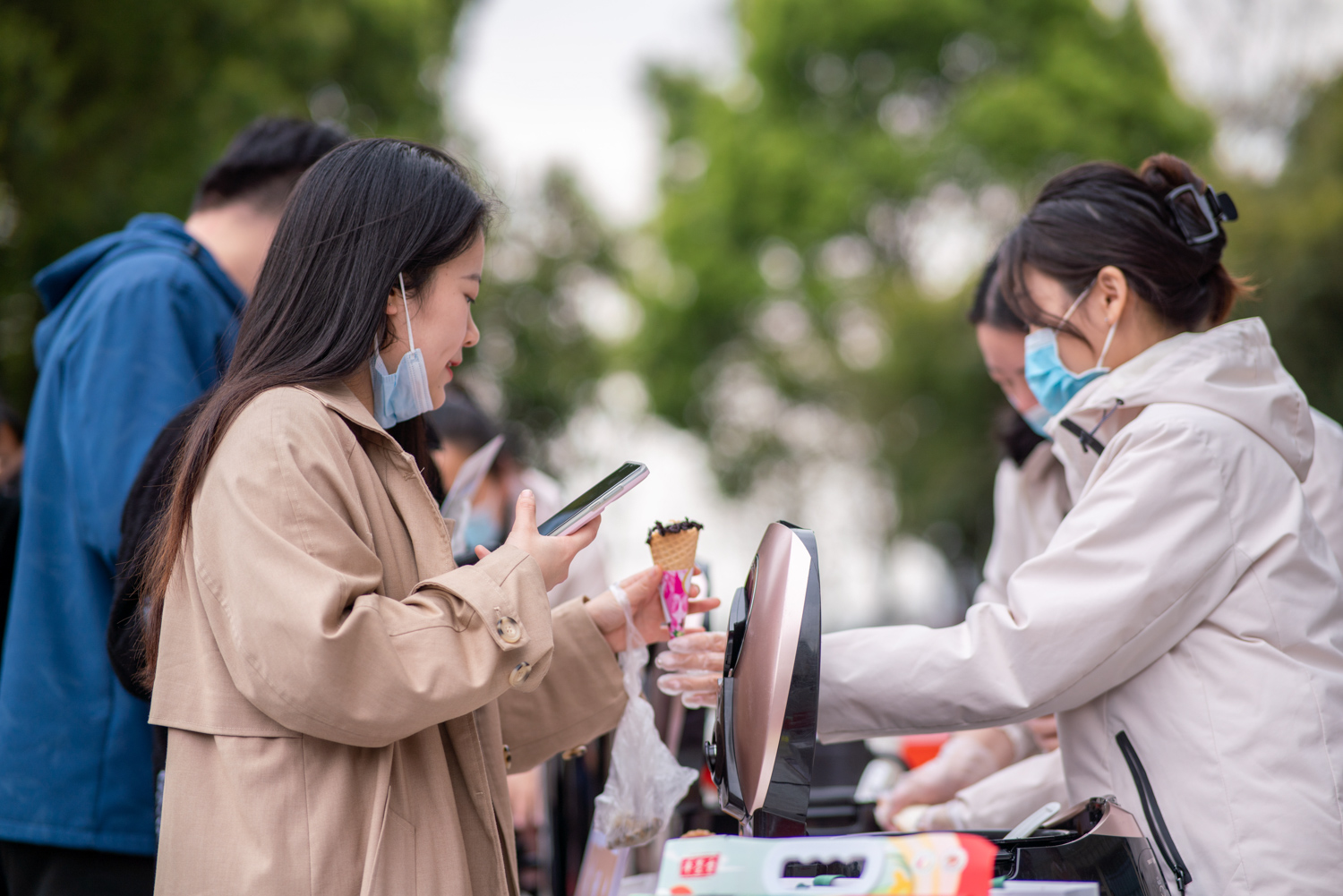 同学接下热奶宝特写（学通社记者 唐海鑫 摄）