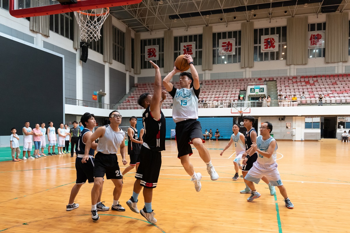 甄诚老师起跳投篮（学通社记者 杨宇轩 摄）