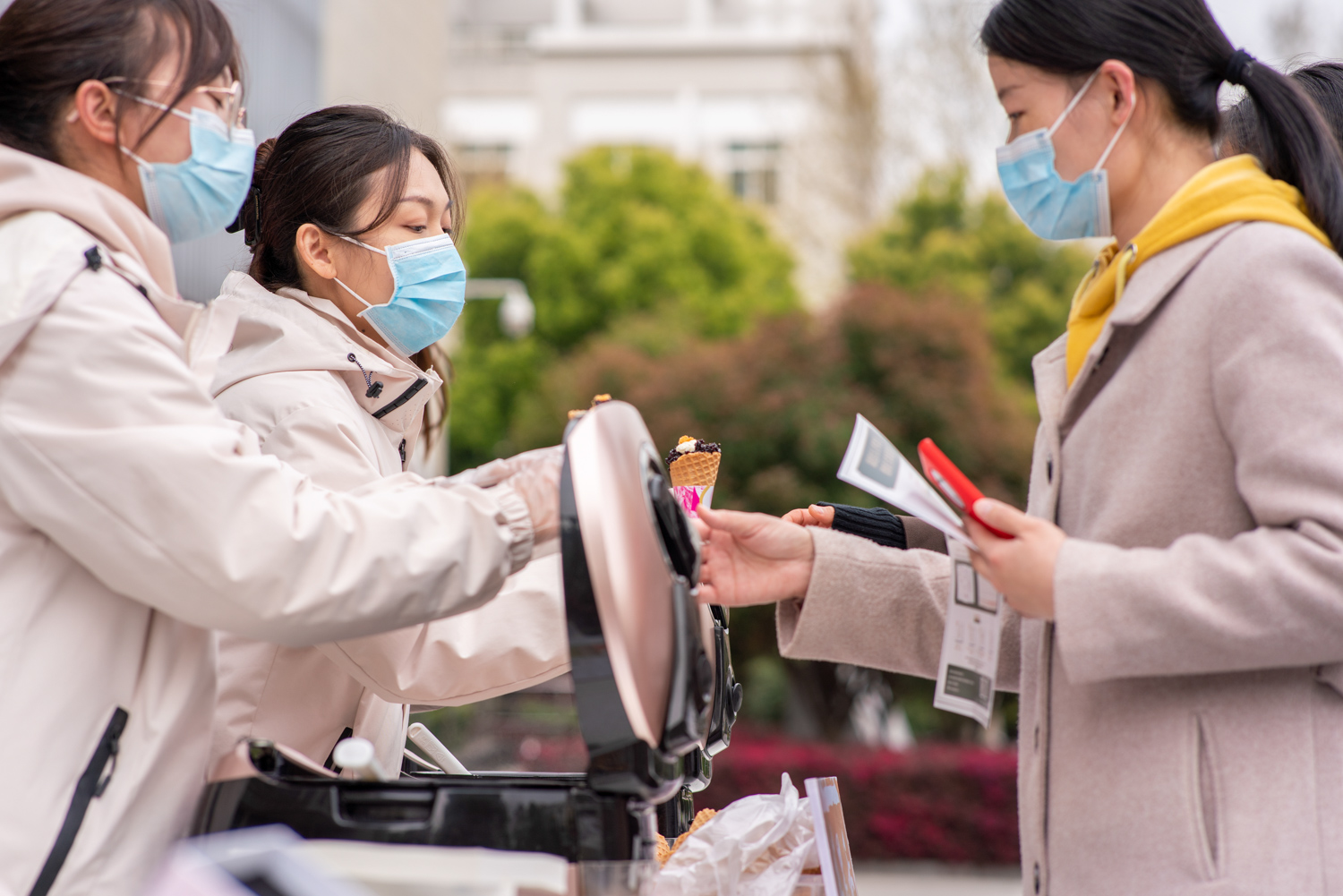 工作人员分发热奶宝（学通社记者 唐海鑫 摄）