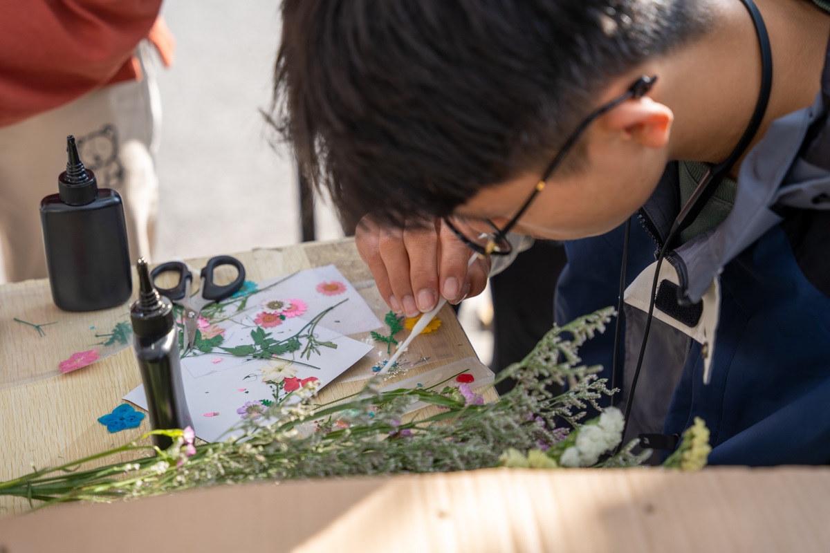 同学制作干花滴胶（学通社记者 李旭东 摄）