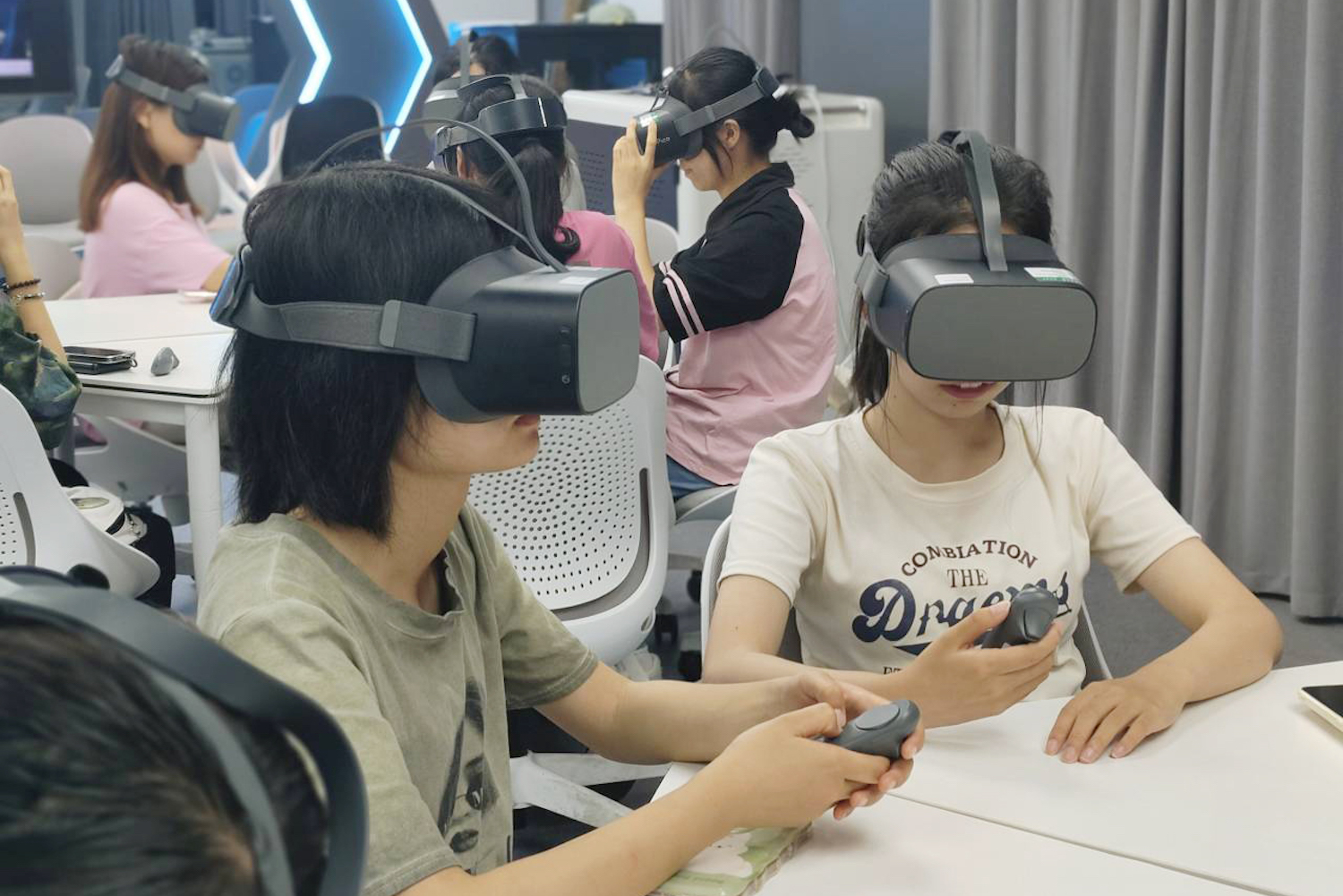 同学们体验VR （文法学院供图）