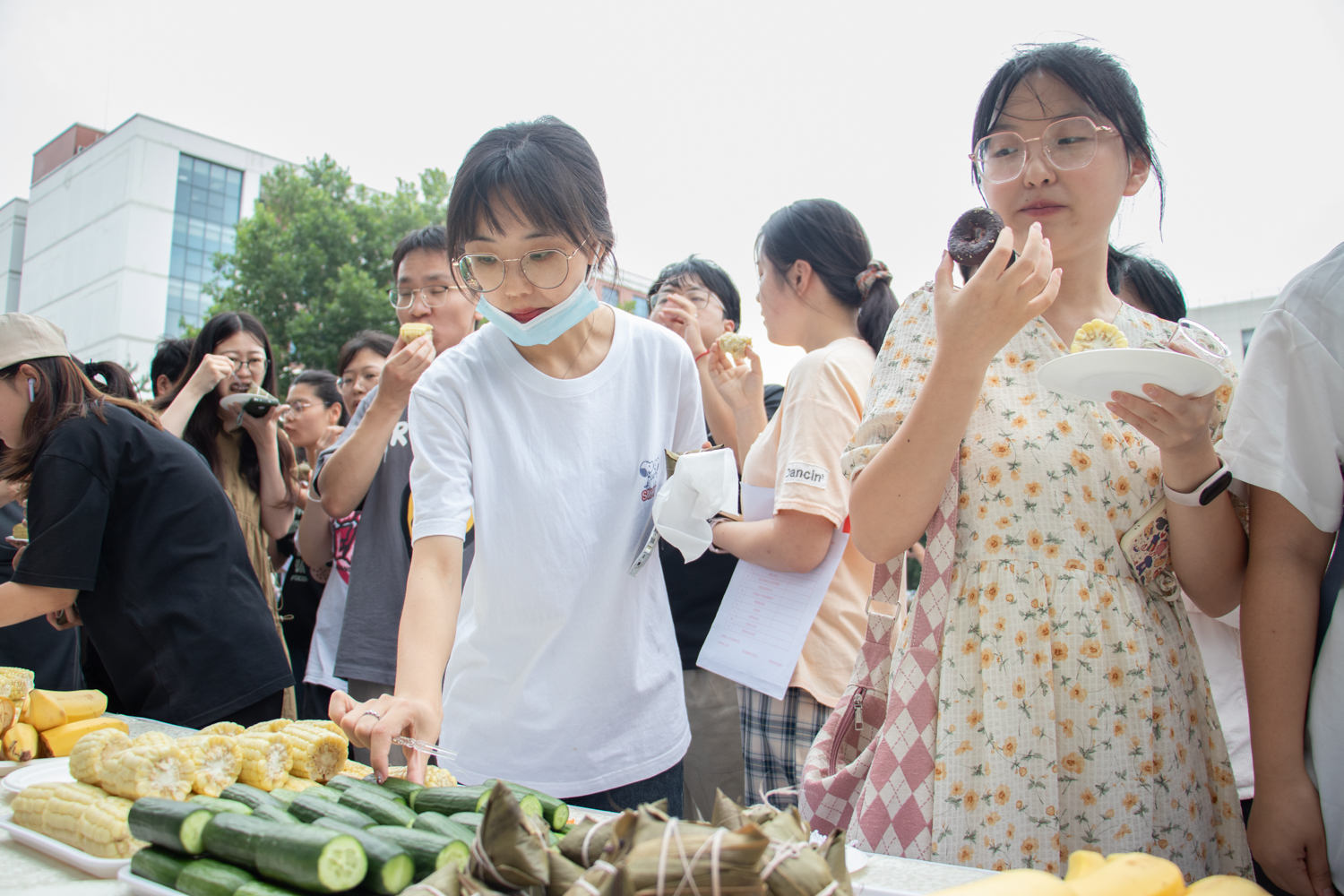 同学们自行选取（学通社记者 李明城 摄）