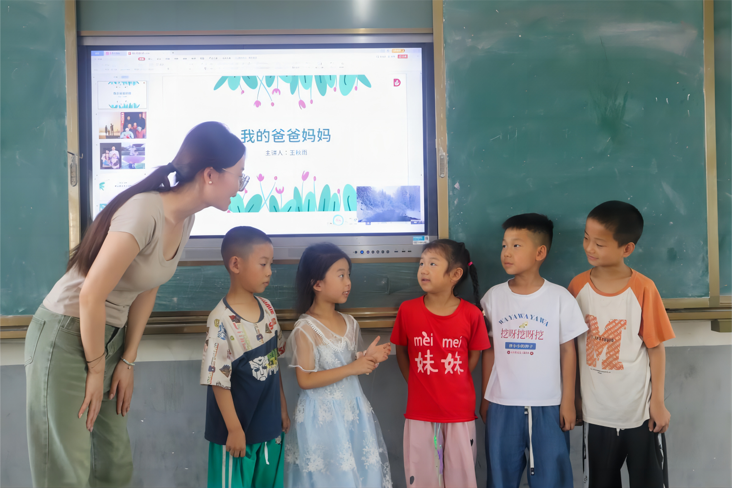 “悦纳自我”心理课上，队员引导学生们开展情绪管理小剧场（段筱涵 摄）