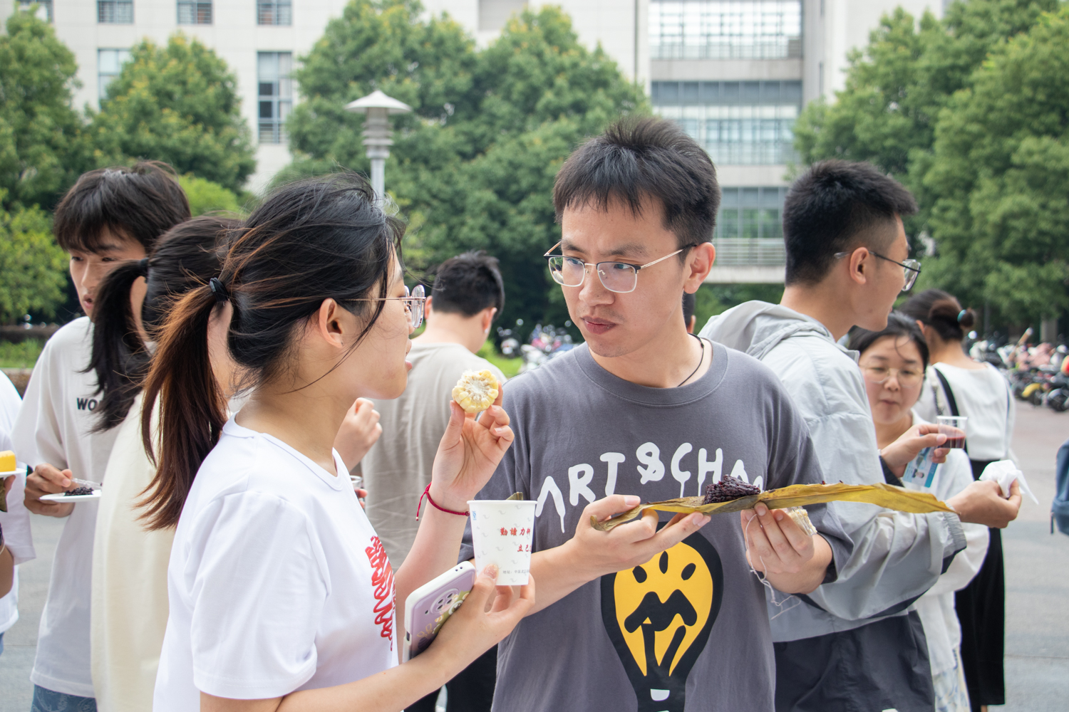 讨论食物的口感（学通社记者 李明城 摄）