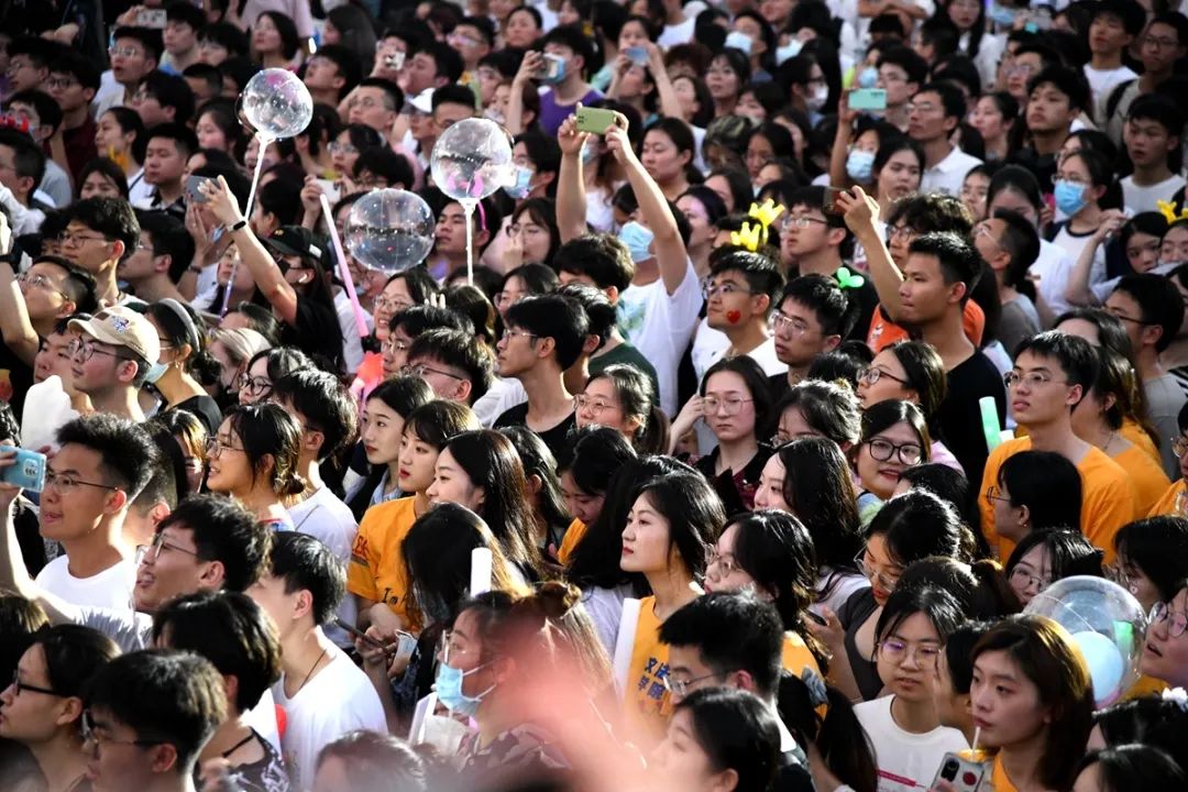 在场毕业生深情合唱，致敬大学时光（徐行 摄）