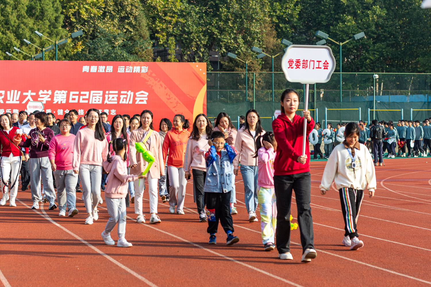 党委部门工会方队（学通社记者 周仁杰 摄）