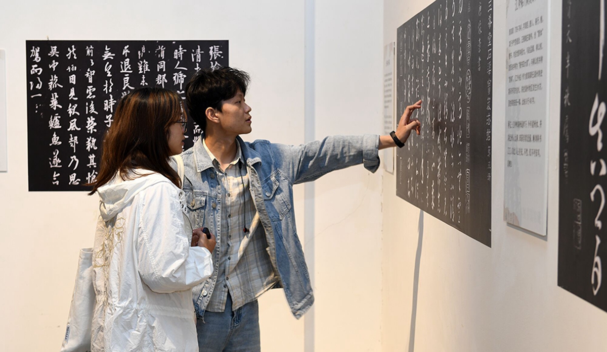 图为师生参观《三希堂法帖》真品展。新华网发2