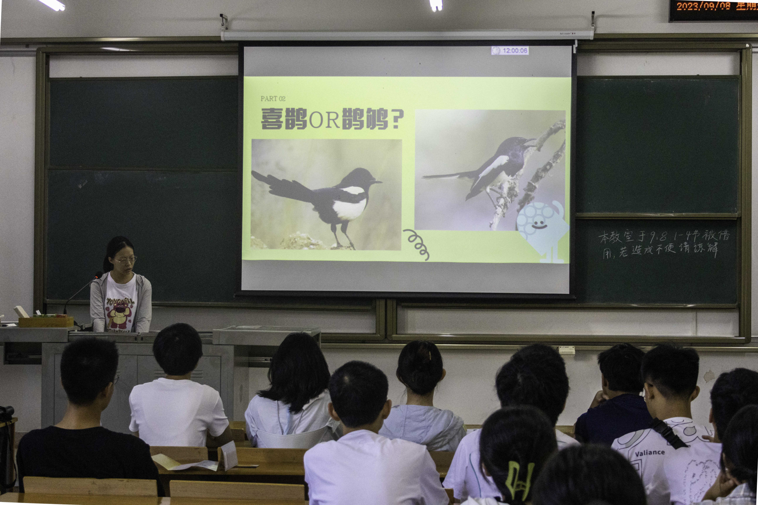 为新同学介绍鸟类（学通社记者 李佳怡 摄）