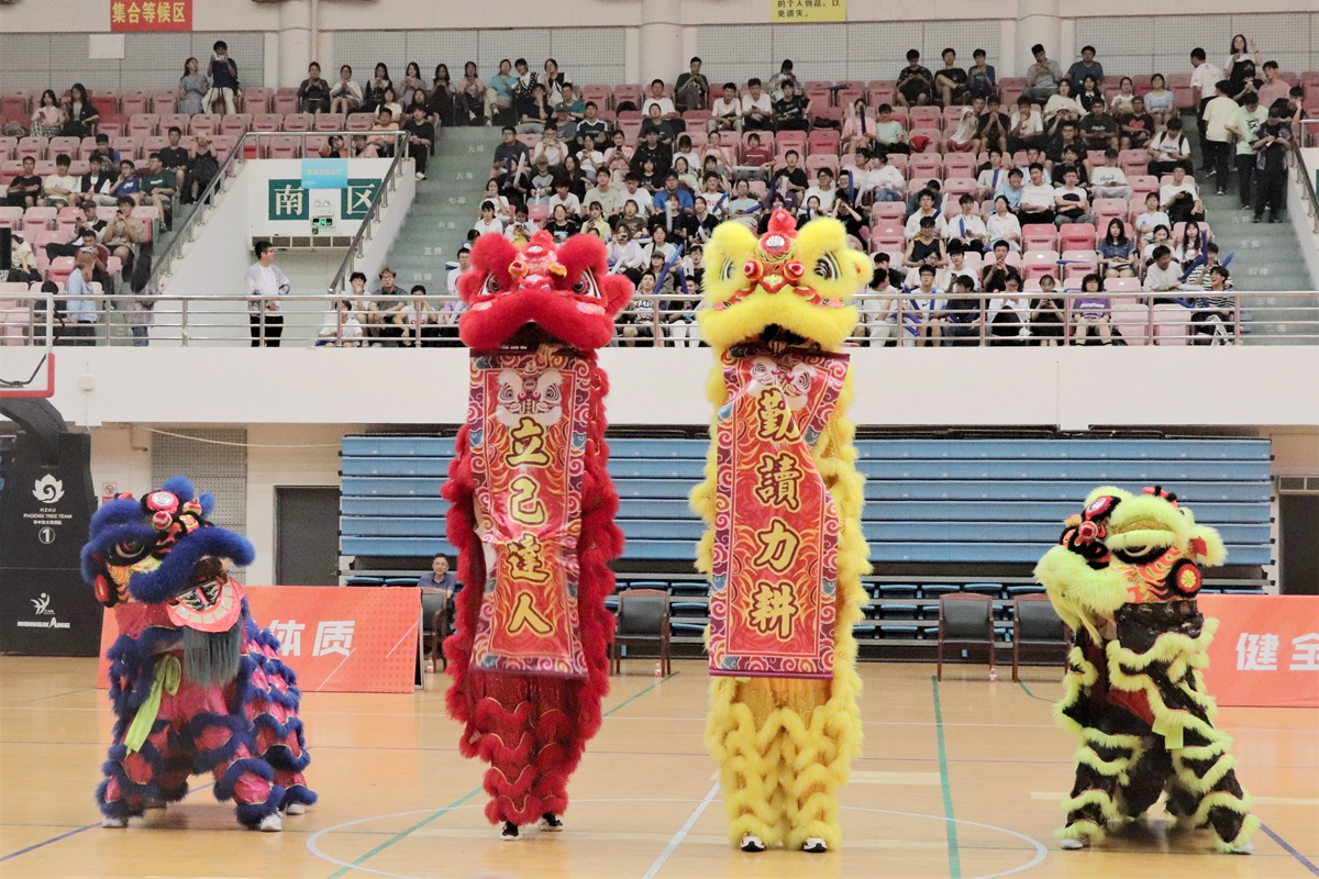 开幕 舞狮【学通社记者 孟丹琼 摄】