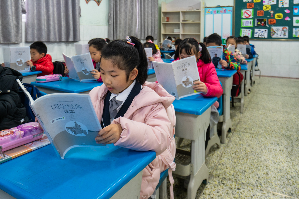 华中农大附属学校，二年级一班的同学们晨读《国学经典》（学通社记者 高俊 摄）