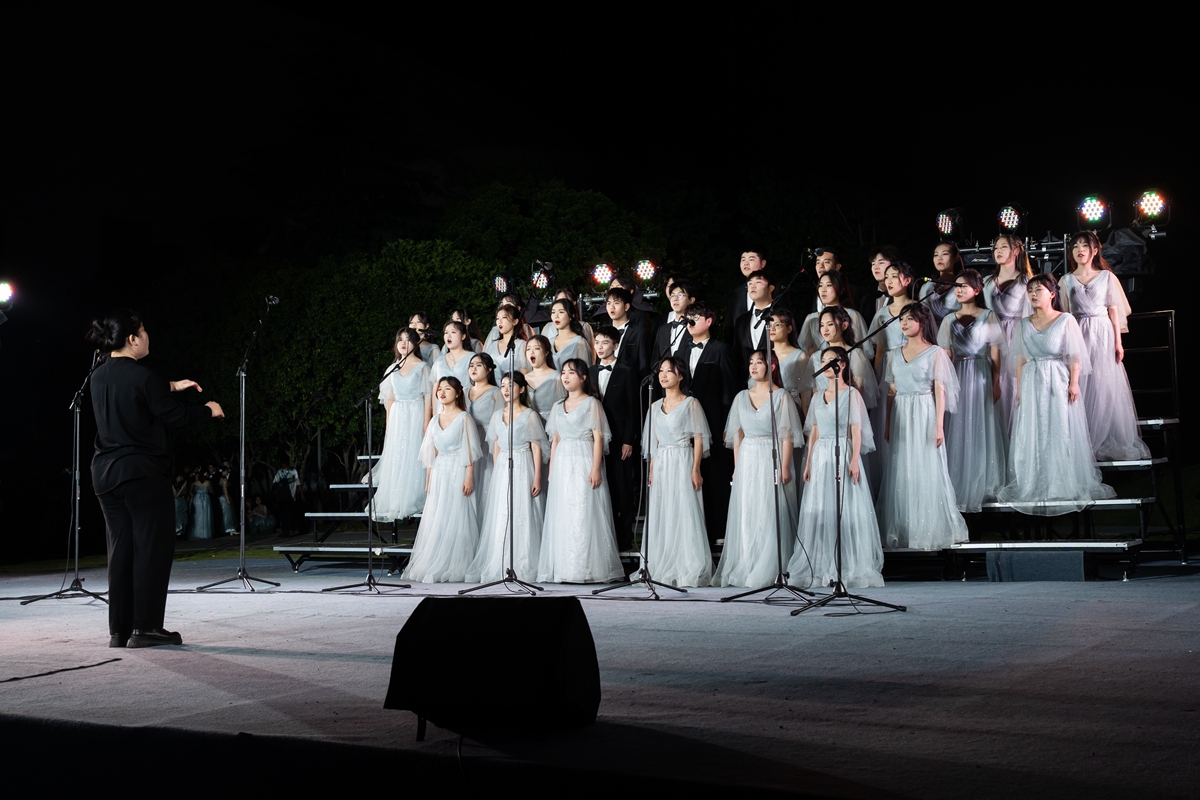 11 公共管理学院合唱团演唱歌曲《雪花》（学通社记者 倪才华 摄）