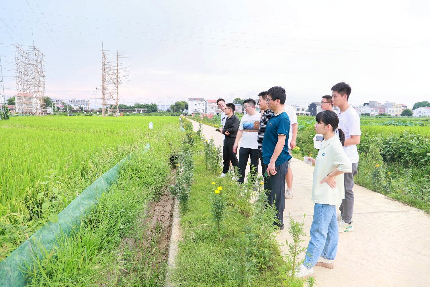 实践团监参观利市嘉润农机专业合作社（通讯员 胡世龙 摄）