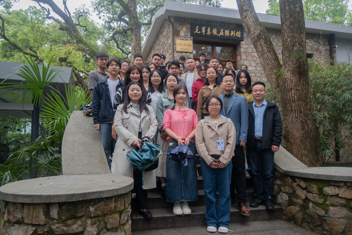 参观结束后，参加活动的师生在毛泽东故居前合影留念（学通社记者 张湛琦 摄）