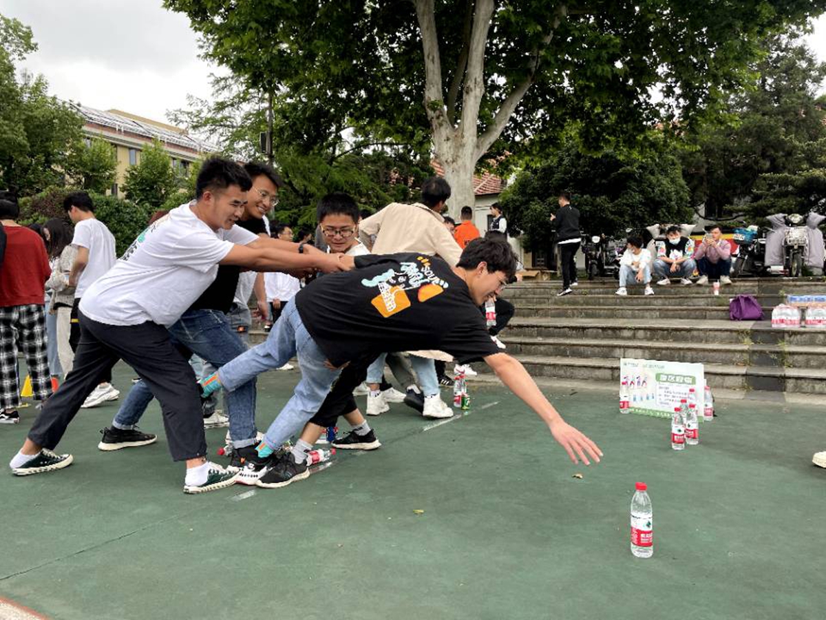 同学们体验项目“雷区取物”（通讯员 牟凤楠 摄）