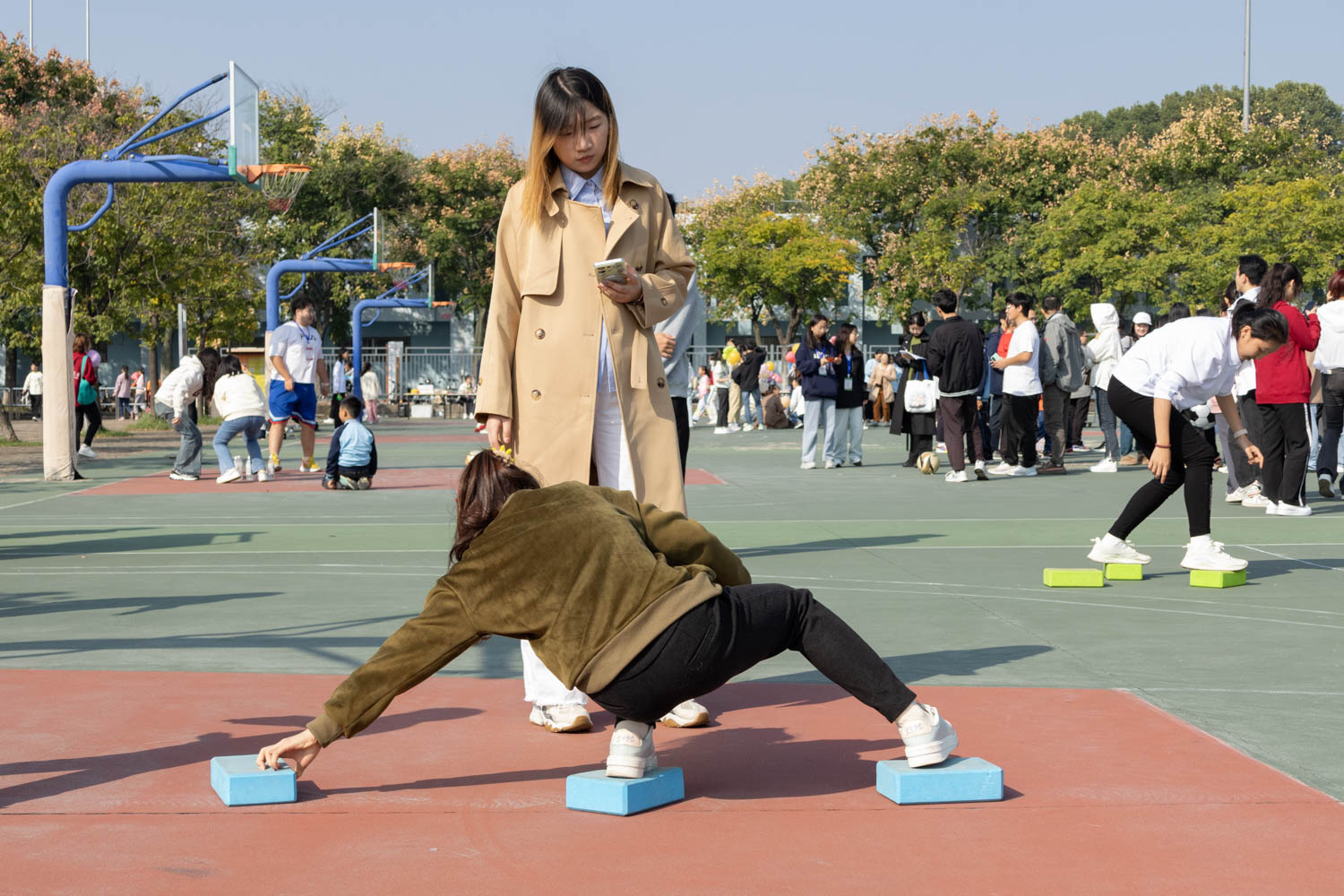 学生参加摸石过河（学通社记者 司欣然 摄）