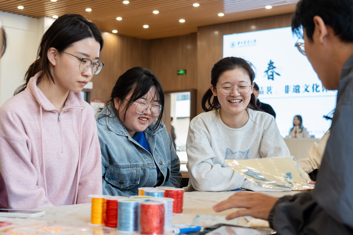 同学们学习非遗五福结（学通社记者 韩鑫垚 摄）