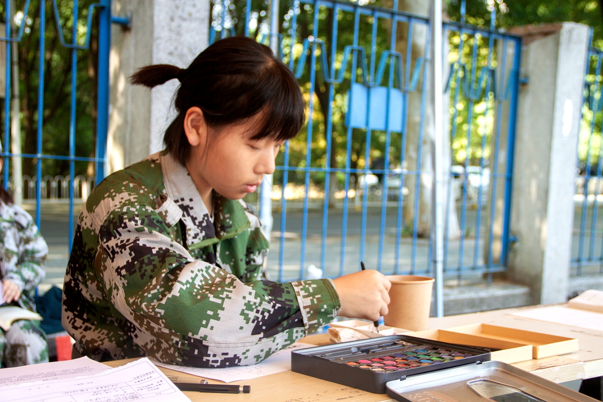 9月6日，19级新生葛静璇因伤休息，但她在一旁用画笔记录下军训时光【学通社记者 孟可欣 摄】_副本