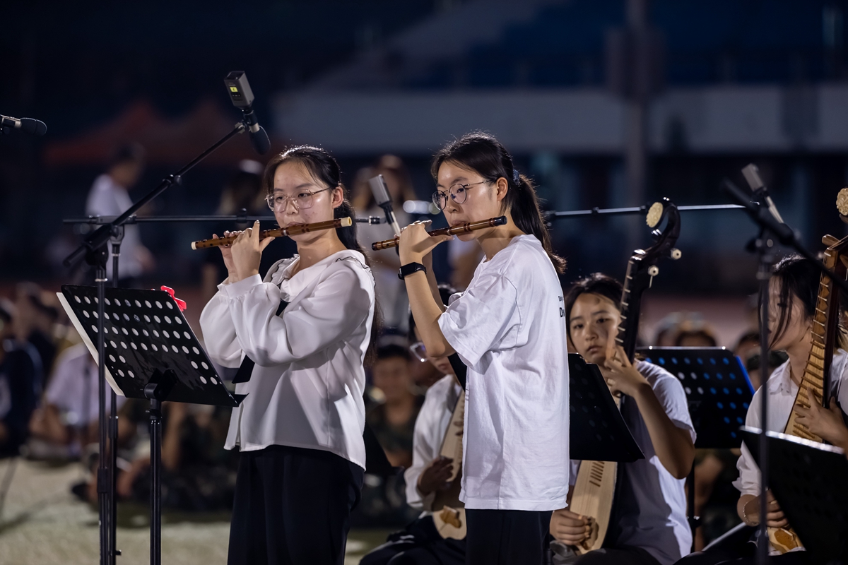 乐器演奏(学通社记者 赵怡哲 摄)