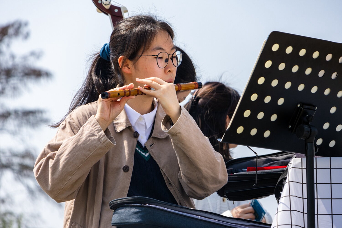 演奏笛子（学通社记者 魏洪博 摄）