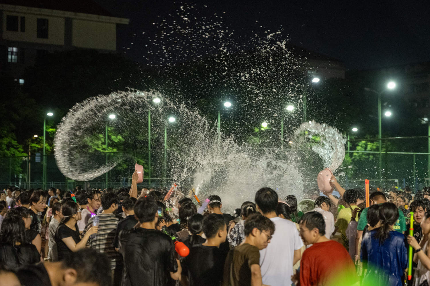 水花漫天！5000k（学通社记者 费鸣起 摄）