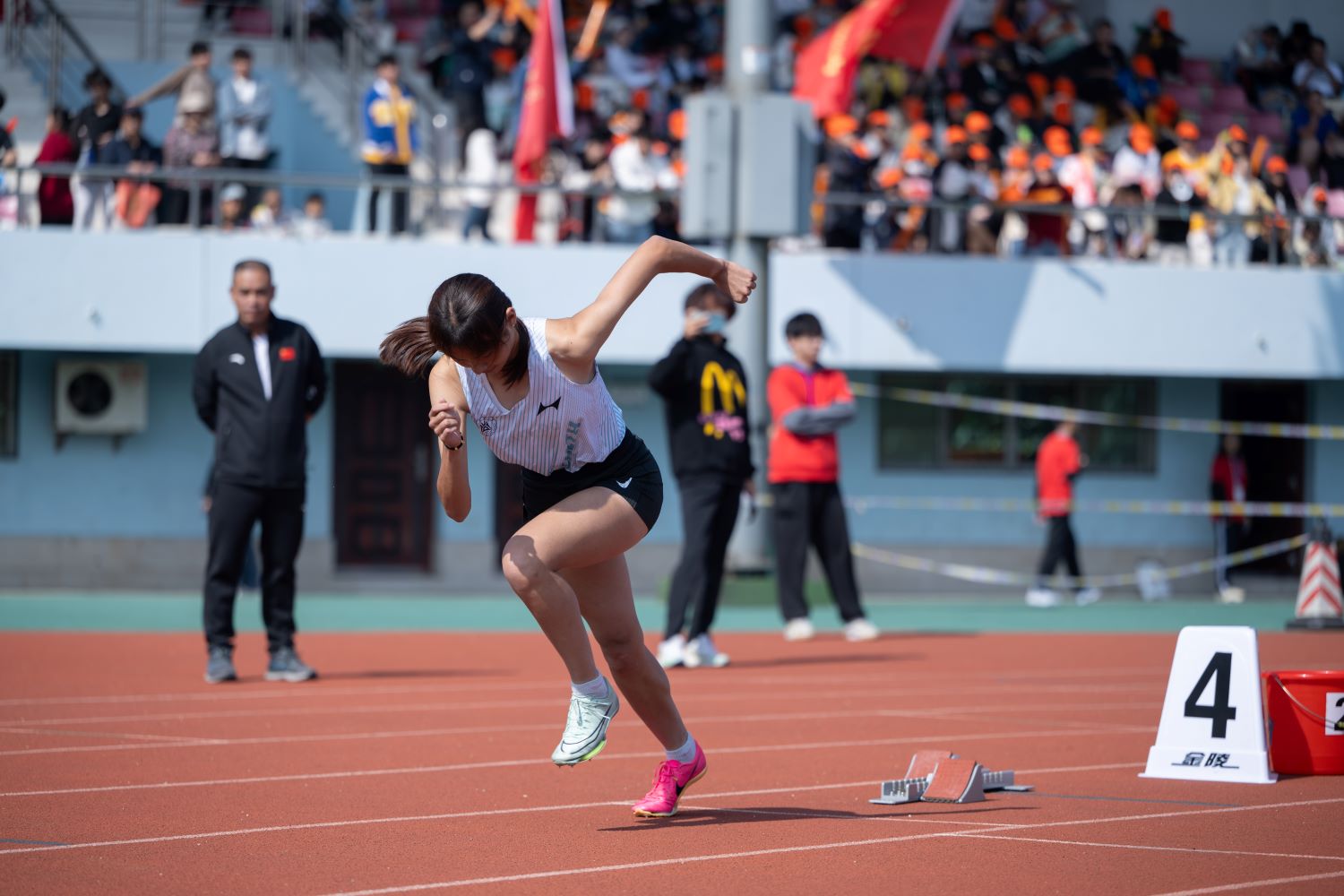 女子学生组400米决赛 经管院0604周忆美 冲线（学通社记者 李科毅 摄）